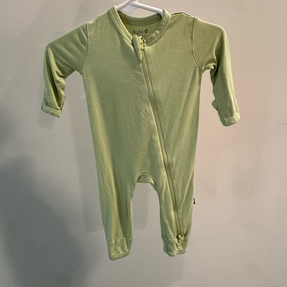 Kyte Newborn GUC Romper in Pistachio